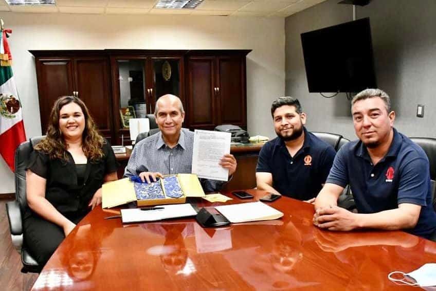 Piden agua directivos de la empresa Golden Dragon al Alcalde Mario Dávila.