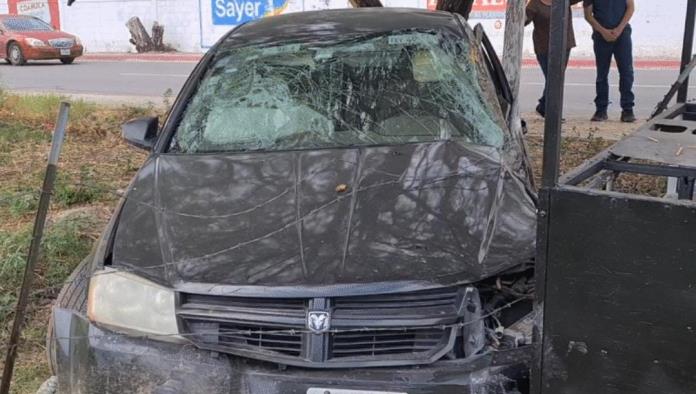 Rápida y furiosa conductora se queda sin frenos y choca contra un árbol