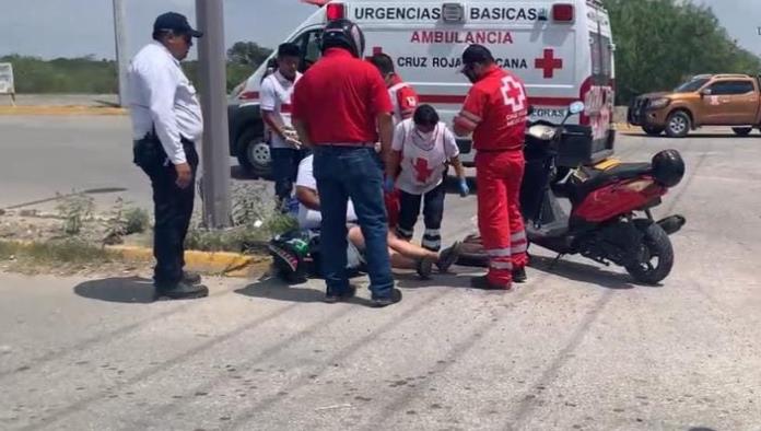 Embisten a motociclista y resulta lesionada de las piernas