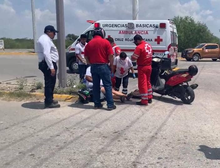 Embisten a motociclista y resulta lesionada de las piernas