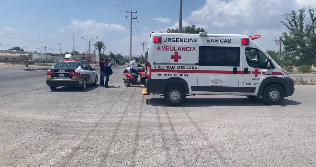 Embisten a motociclista y resulta lesionada de las piernas