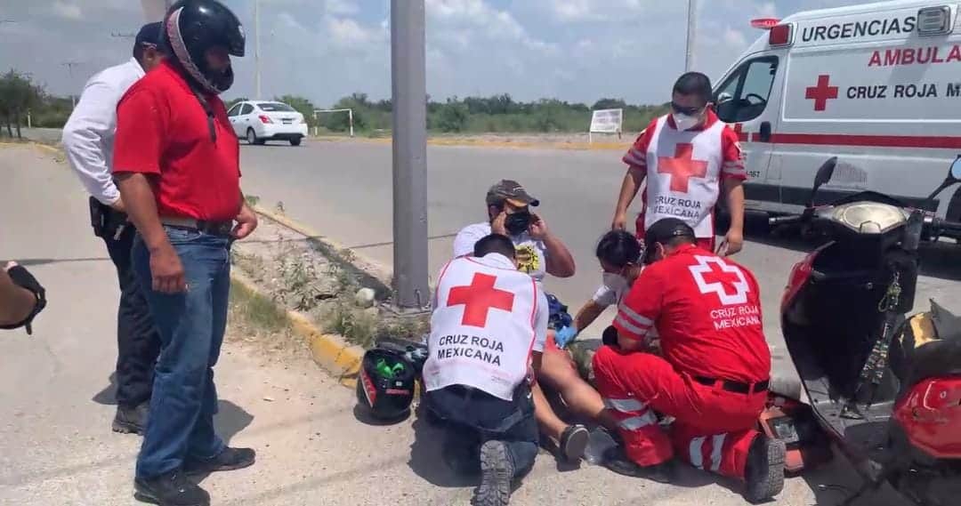 Embisten a motociclista y resulta lesionada de las piernas