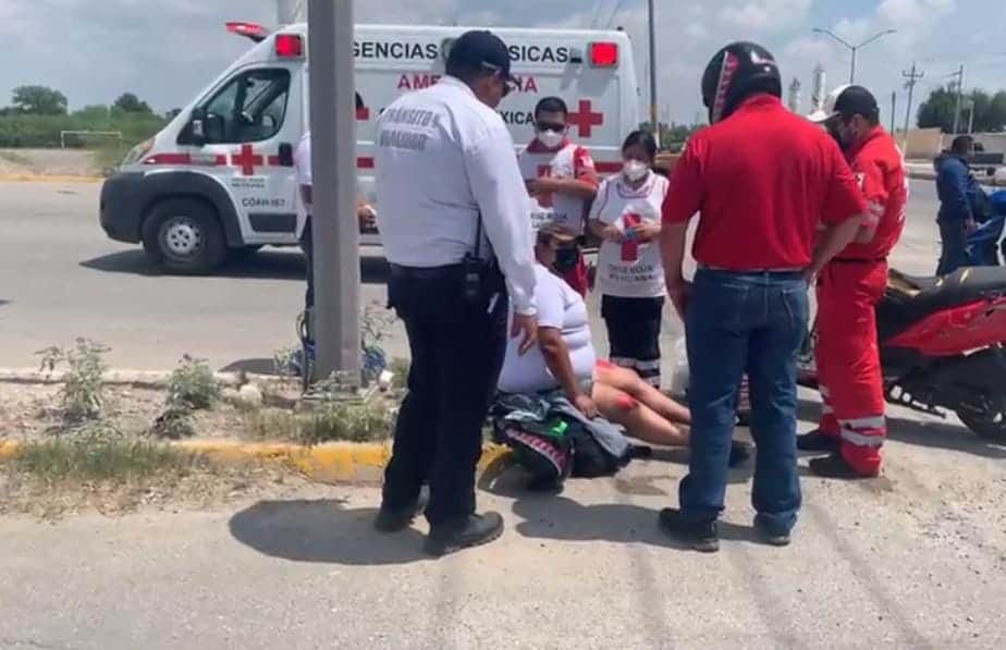 Embisten a motociclista y resulta lesionada de las piernas