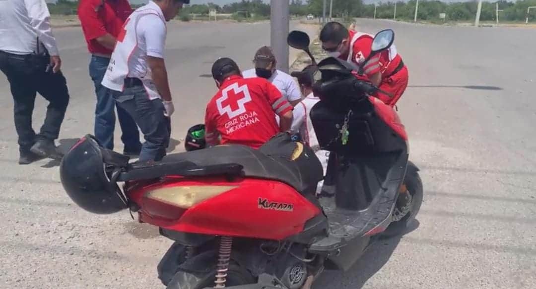 Embisten a motociclista y resulta lesionada de las piernas