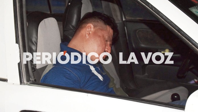 El borracho se quedó dormido en el taxi a pesar de negarse a pagar por los servicio del chafirete.