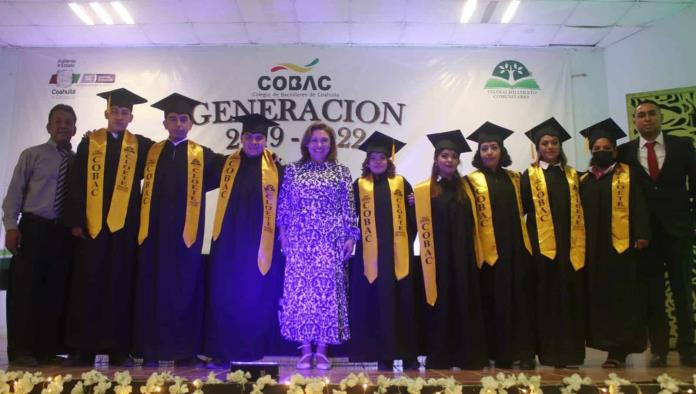 Asiste Diana a graduación del COBAC