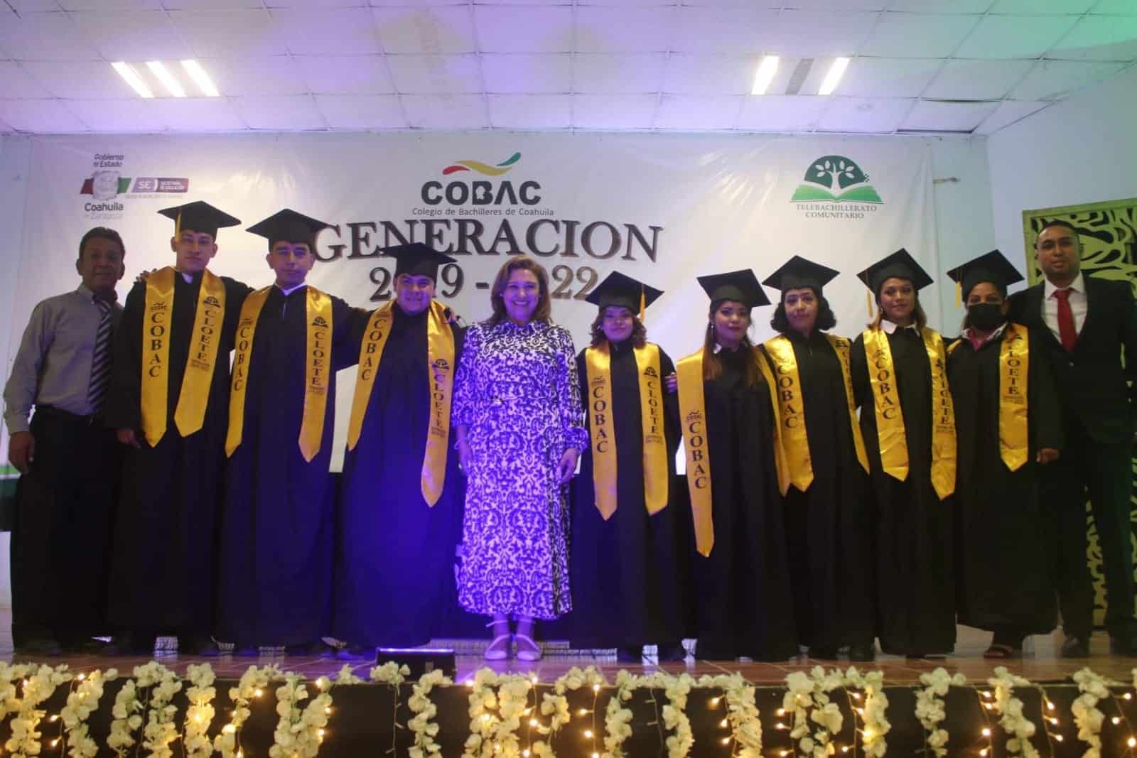 Les reiteró el más amplio reconocimiento a todos los graduados deseándoles el mejor de los éxitos.