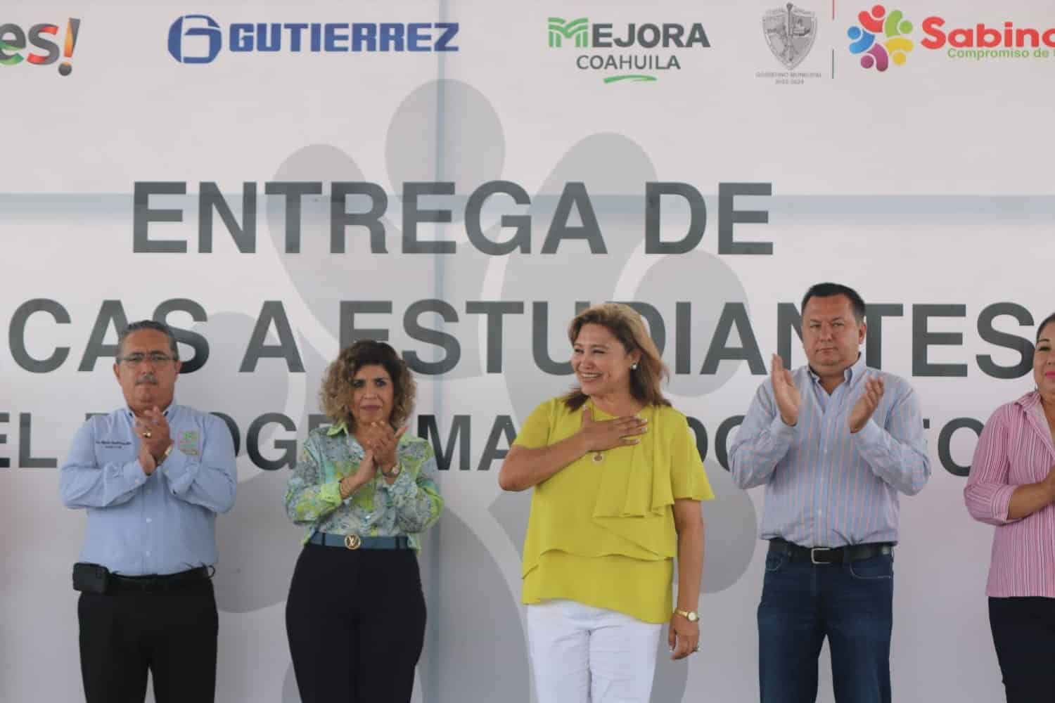 Entrega becas la Familia Gutiérrez