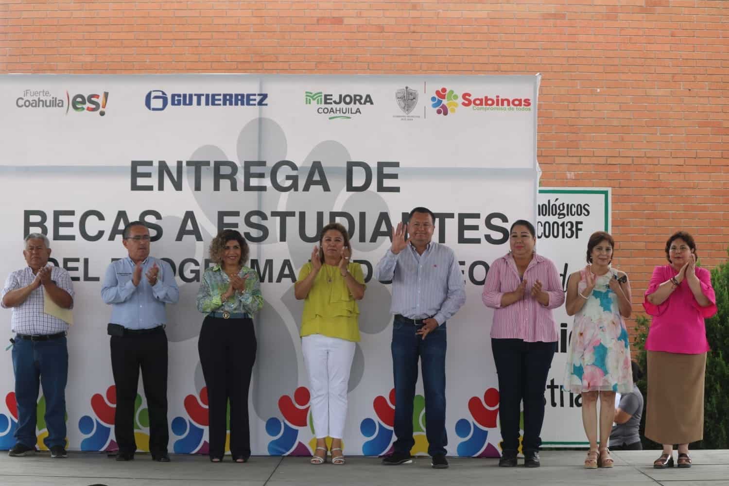 Entrega becas la Familia Gutiérrez