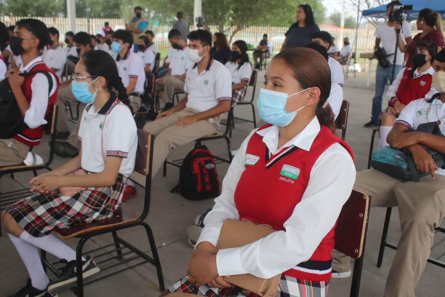 Entrega becas la Familia Gutiérrez