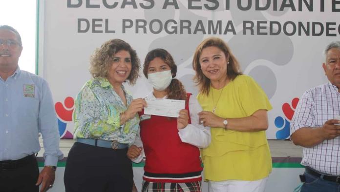 Entrega becas la Familia Gutiérrez