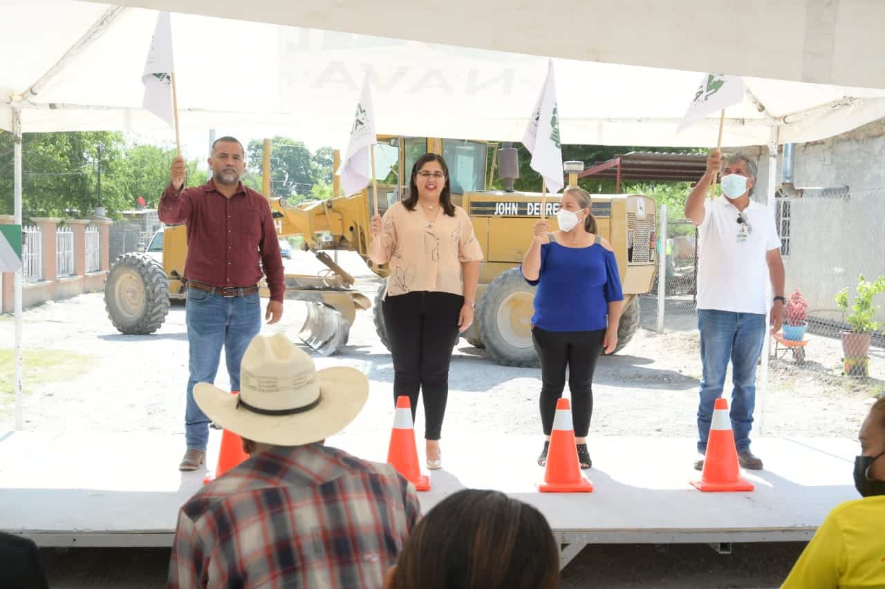 Arranca Pily Valenzuela obra de pavimentación en la calle General Farías