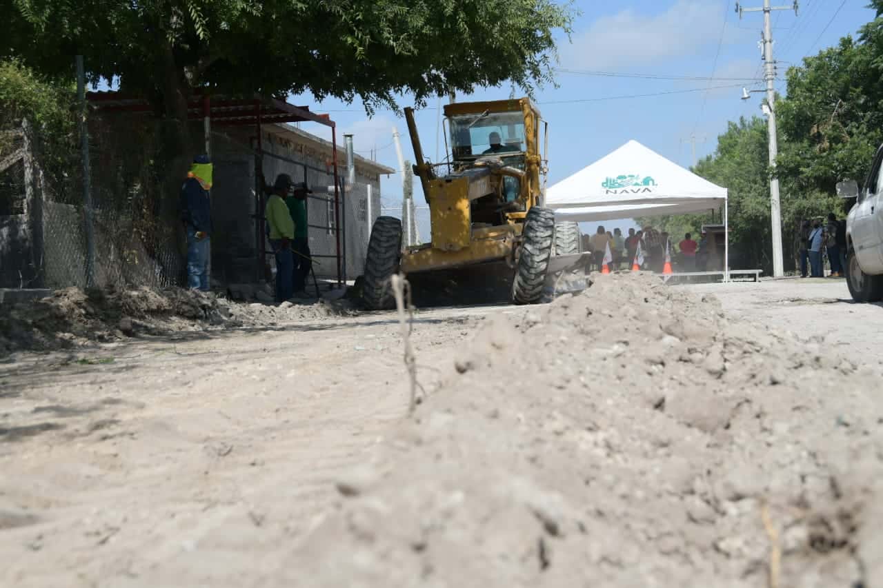 Arranca Pily Valenzuela obra de pavimentación en la calle General Farías