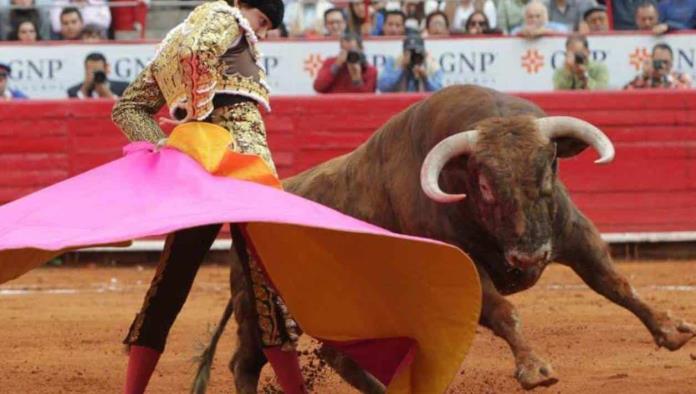 Son unos insensibles idiotas;Faitelson celebra fin de la tauromaquia en la Plaza México