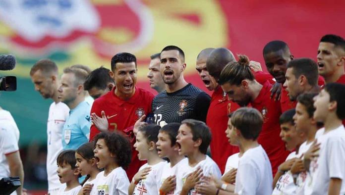 CR7 alentó a los niños a cantar el himno de Portugal con pasión