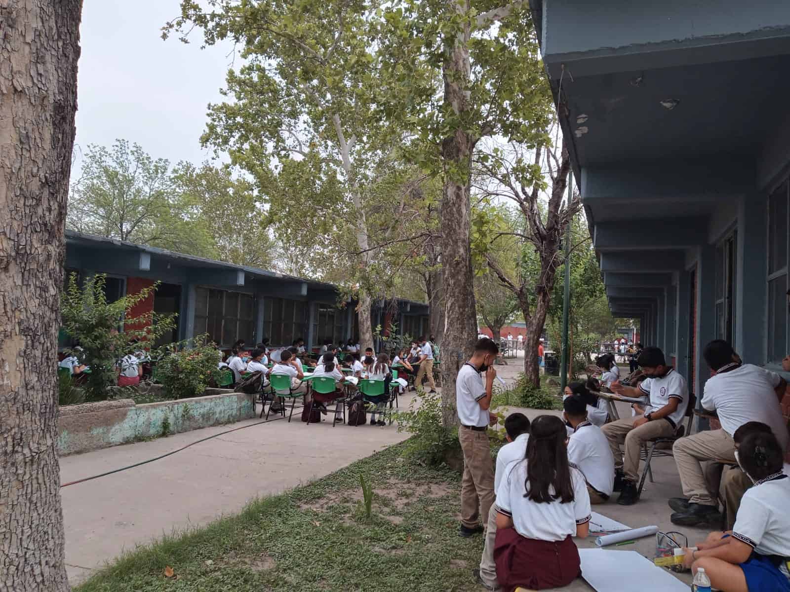 Por falta de electricidad dan clases al aire libre