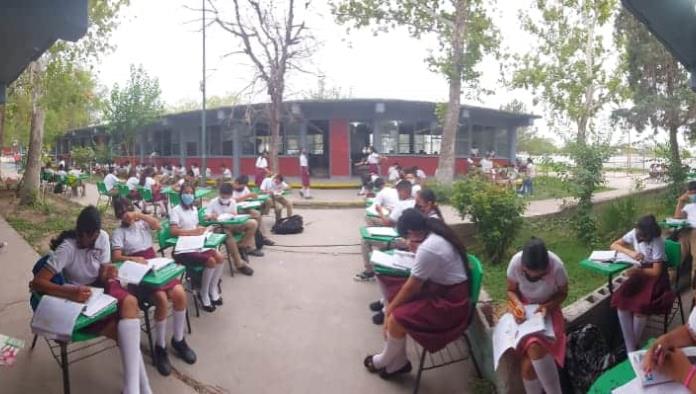 Por falta de electricidad dan clases al aire libre