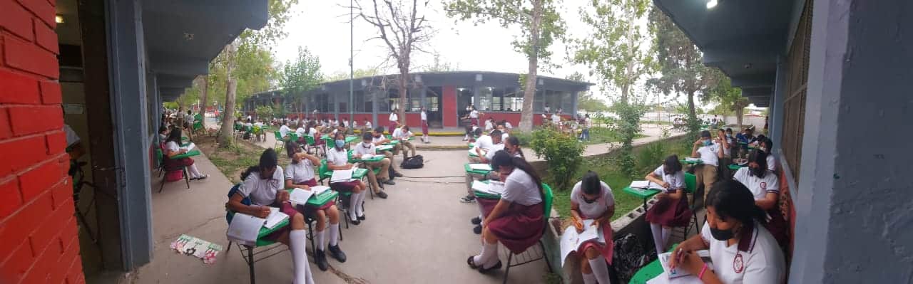 Por falta de electricidad dan clases al aire libre