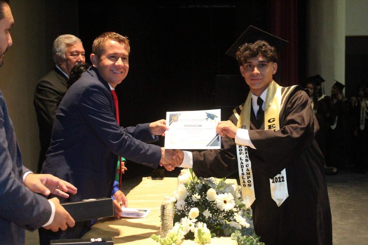 El  profesor Hugo Iván Lozano Sánchez acompañó  a alumnos de San Buenaventura.