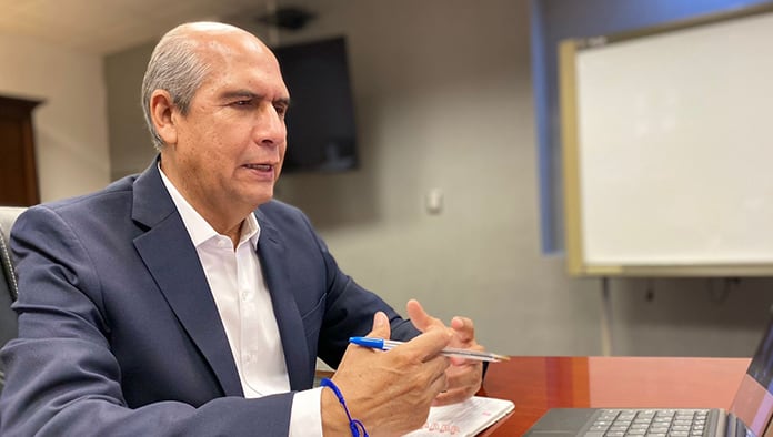 El alcalde, Dr. Mario Dávila, estableció contacto vía zoom con la experta en transporte, Lisa Castillo.