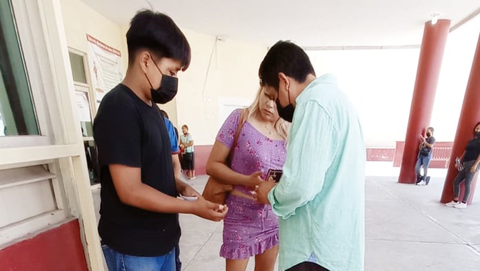 Los familiares estaban en espera de recibir noticias de Homero, quien se encuentra intubado.