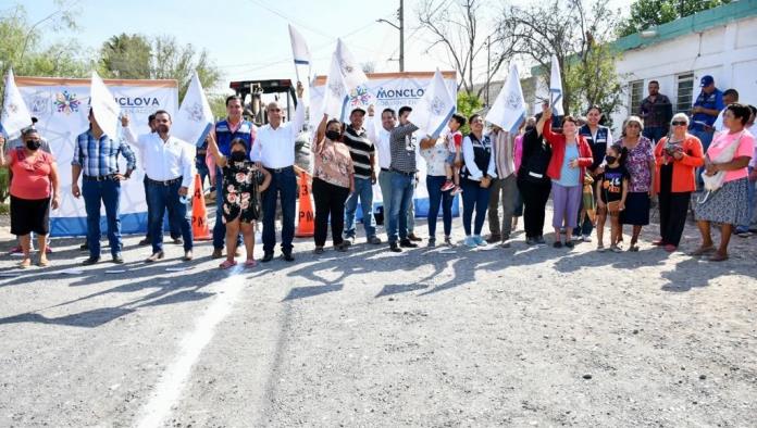 Cumple Alcalde a vecinos de la Veteranos