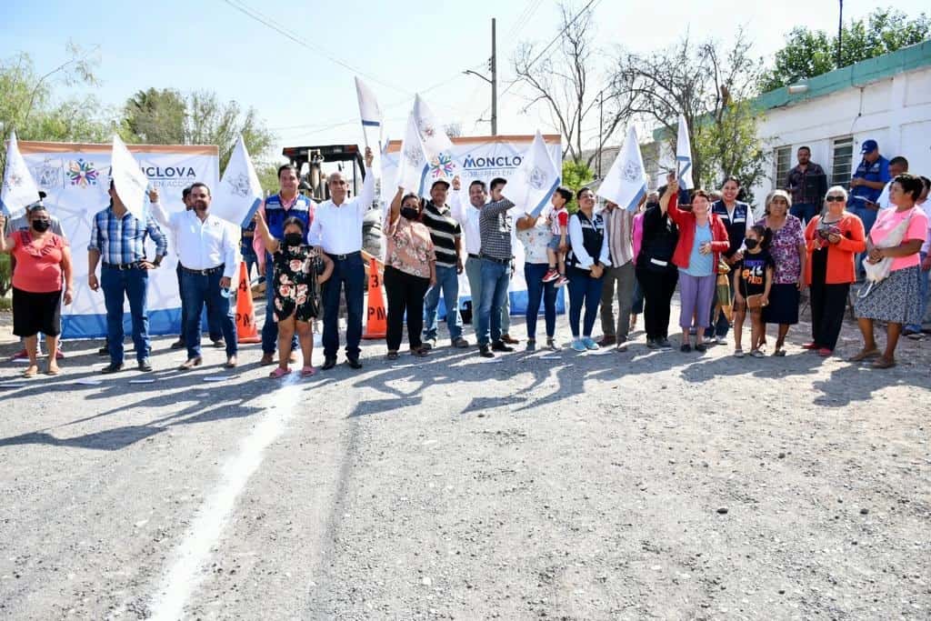 Más obras para Monclova, el alcalde, Dr. Mario Dávila, funcionarios públicos y vecinos de la colonia Veteranos, dieron el banderazo para la introducción del drenaje sanitario.