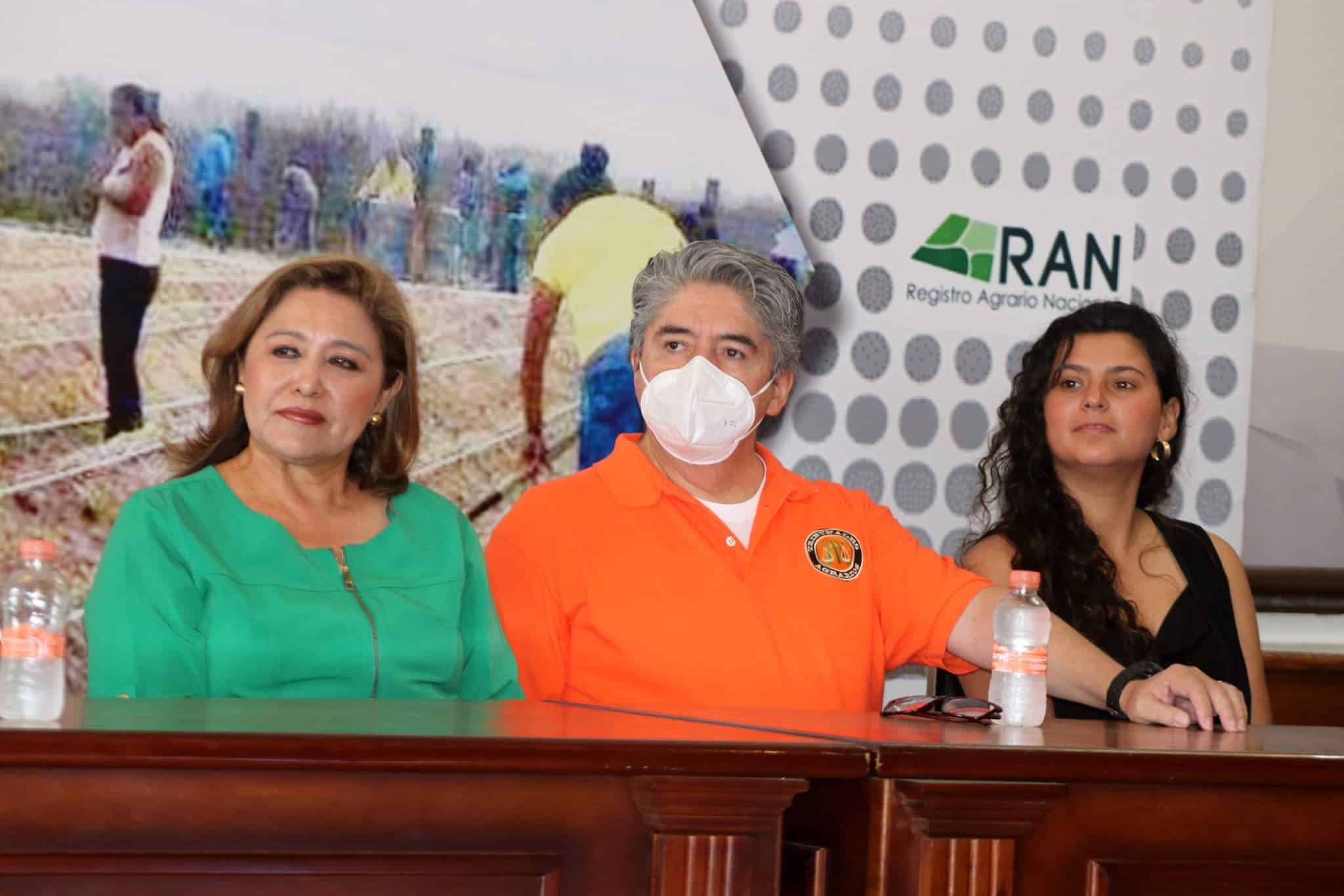 La alcaldesa de Sabinas, Diana Haro Martínez, puso en marcha hoy, junto con autoridades agrarias, la aplicación del programa.