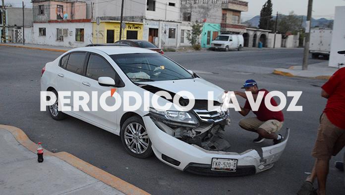 Se ‘vuela’ alto y choca auto