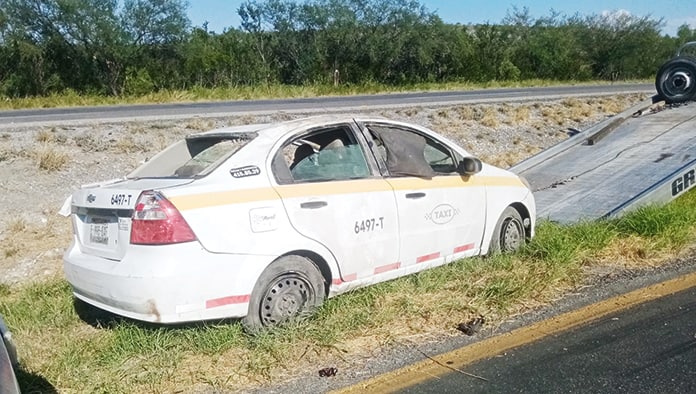 Taxista saltillense dormitó y volcó.