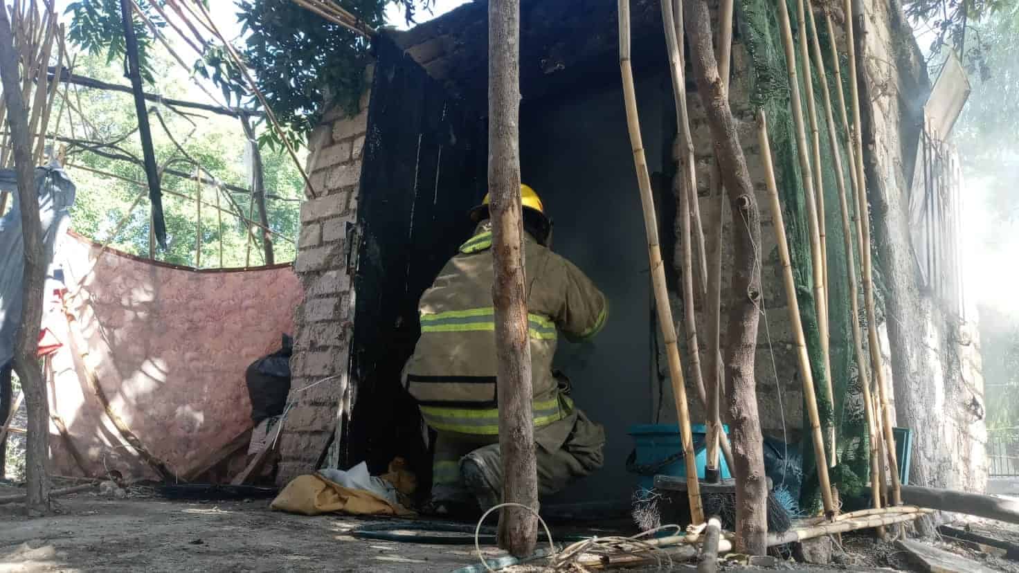 Arrasa incendio humilde vivienda; Fue provocado