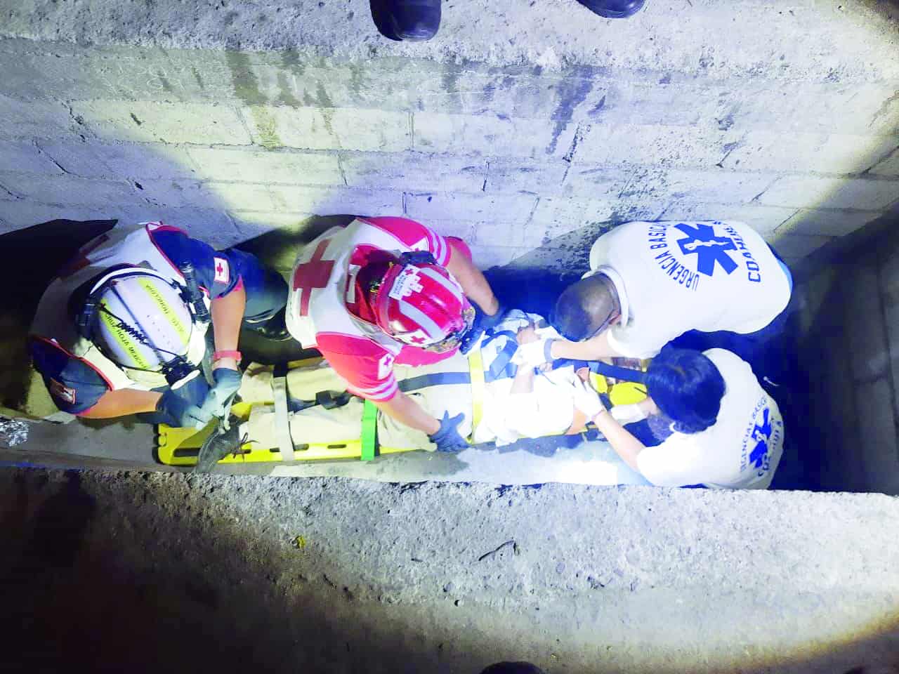 Cae abuelo en fosa séptica