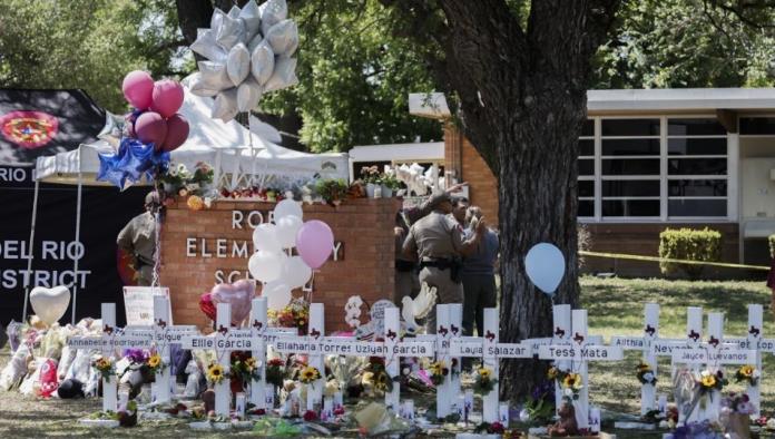 Sobreviviente al tiroteo casi se infarta frente a la cruz de su amiga