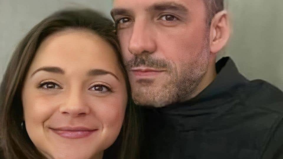 Mujer pensó que su novio estaba desaparecido; lo halla casado y con hijos