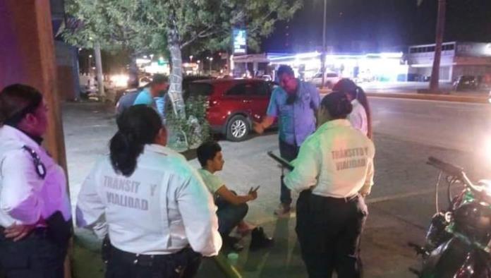 Al exterior de restaurante embisten a motociclista