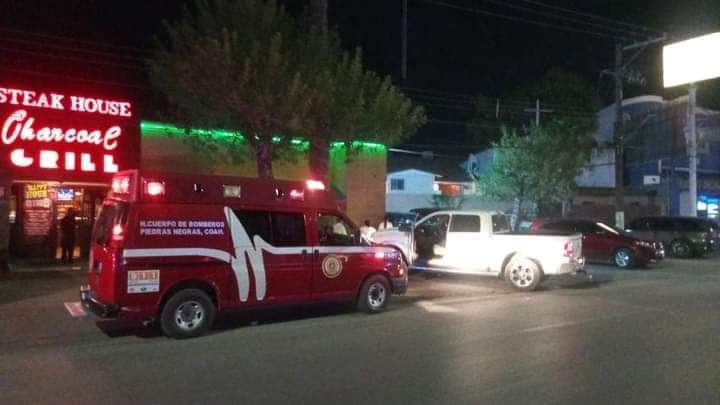 Al exterior de restaurante embisten a motociclista