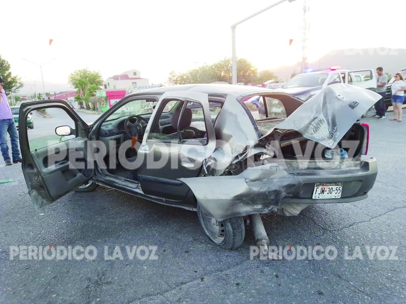 Duerme al volante y destroza un auto