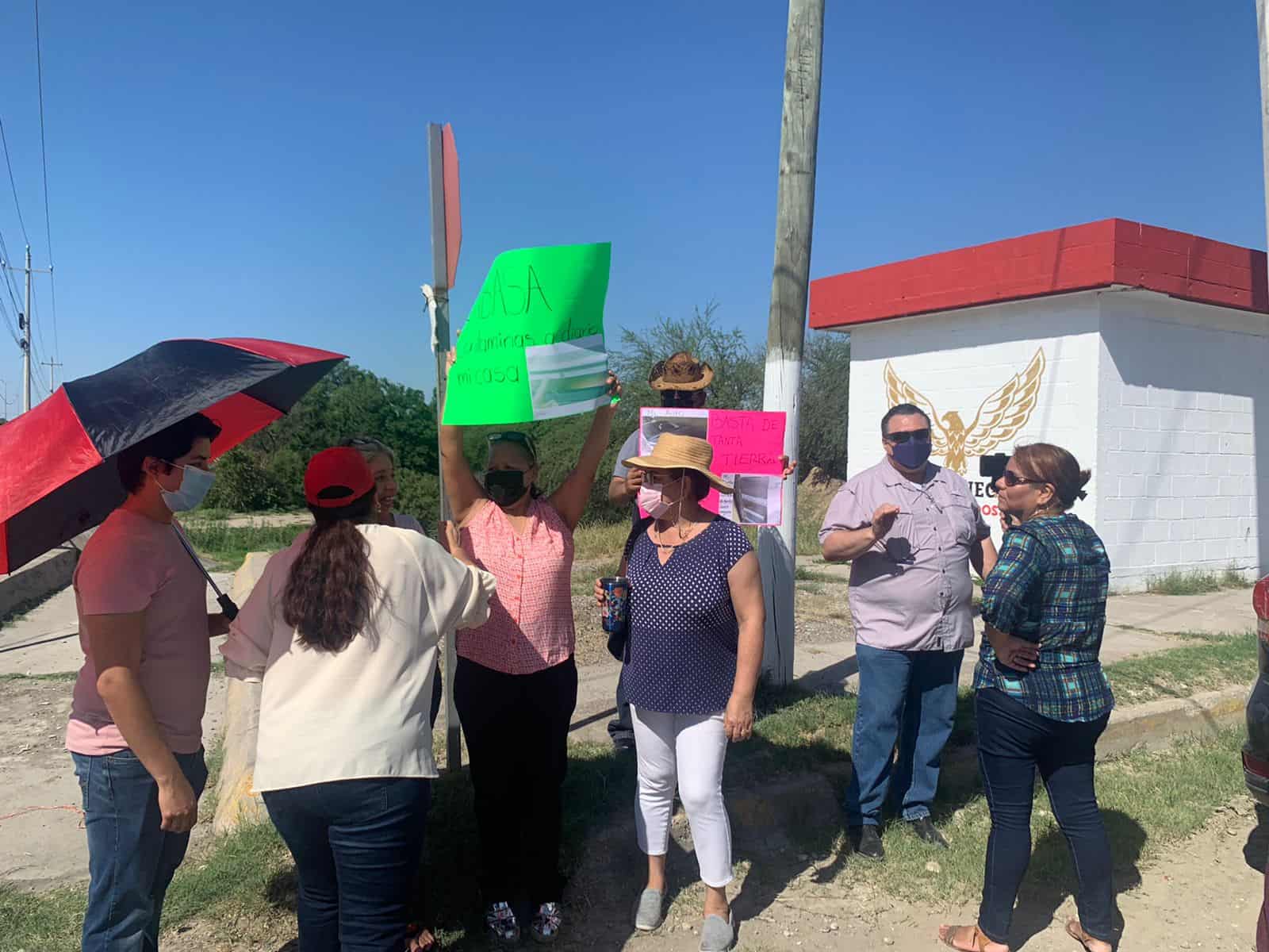 Protestan vecinos afuera de Labasa por contaminación