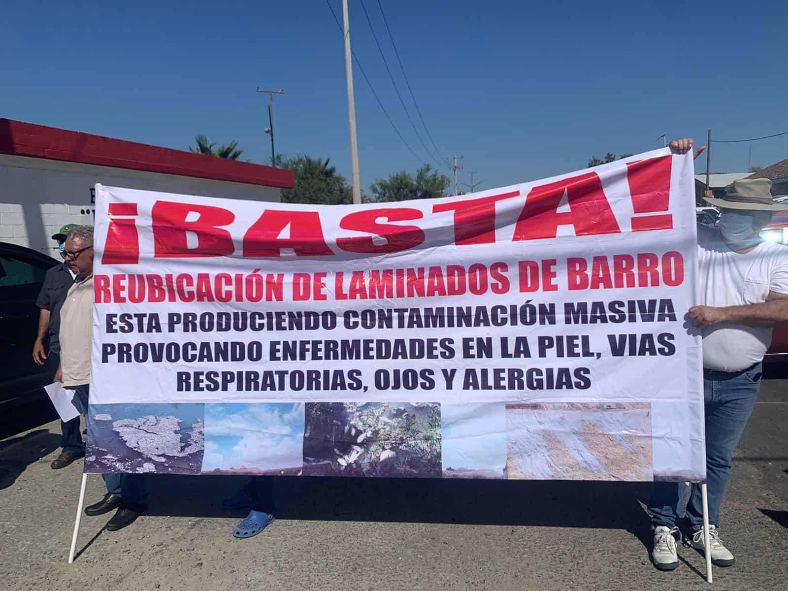 Protestan vecinos afuera de Labasa por contaminación