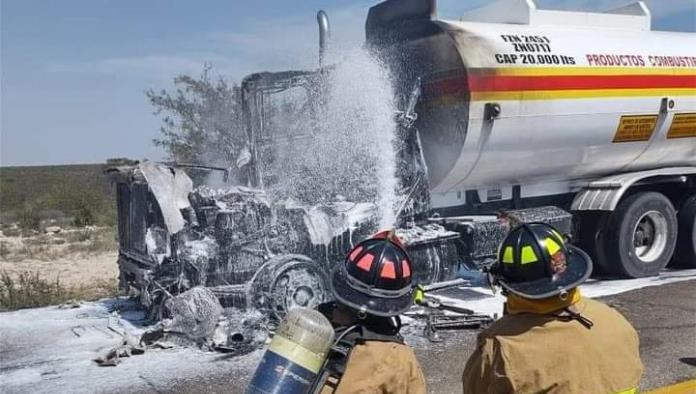 Arde pipa de gasolina; Debido a una falla mecánica