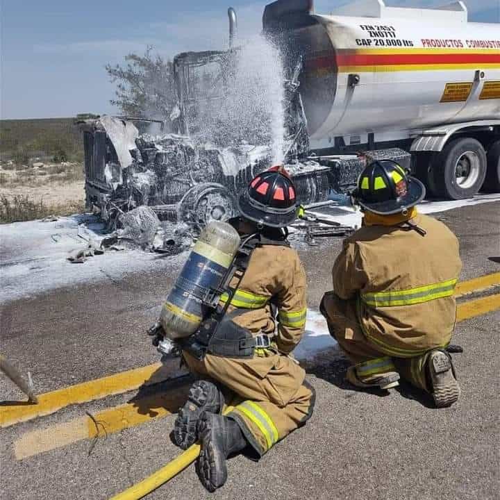 Arde pipa de gasolina; Debido a una falla mecánica