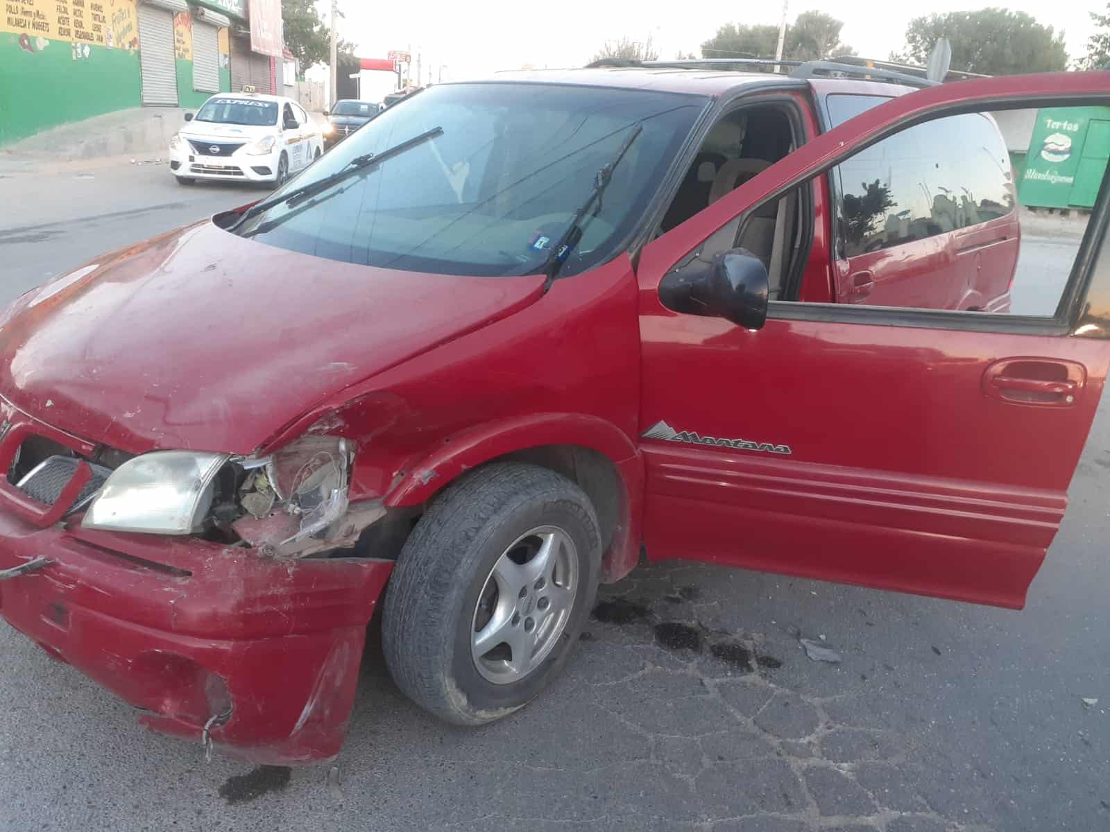 Despistado al volante colisiona al atravesarse