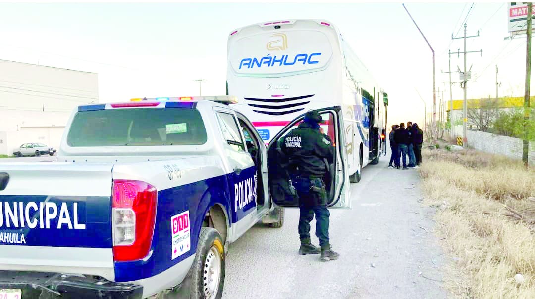 Llegaron este domingo los primeros cuatro camiones con migrantes, procedentes de Venezuela, se regresaron 3 camiones a Saltillo y solo uno se quedó con los pasajeros en la ciudad atendidos por el INM.