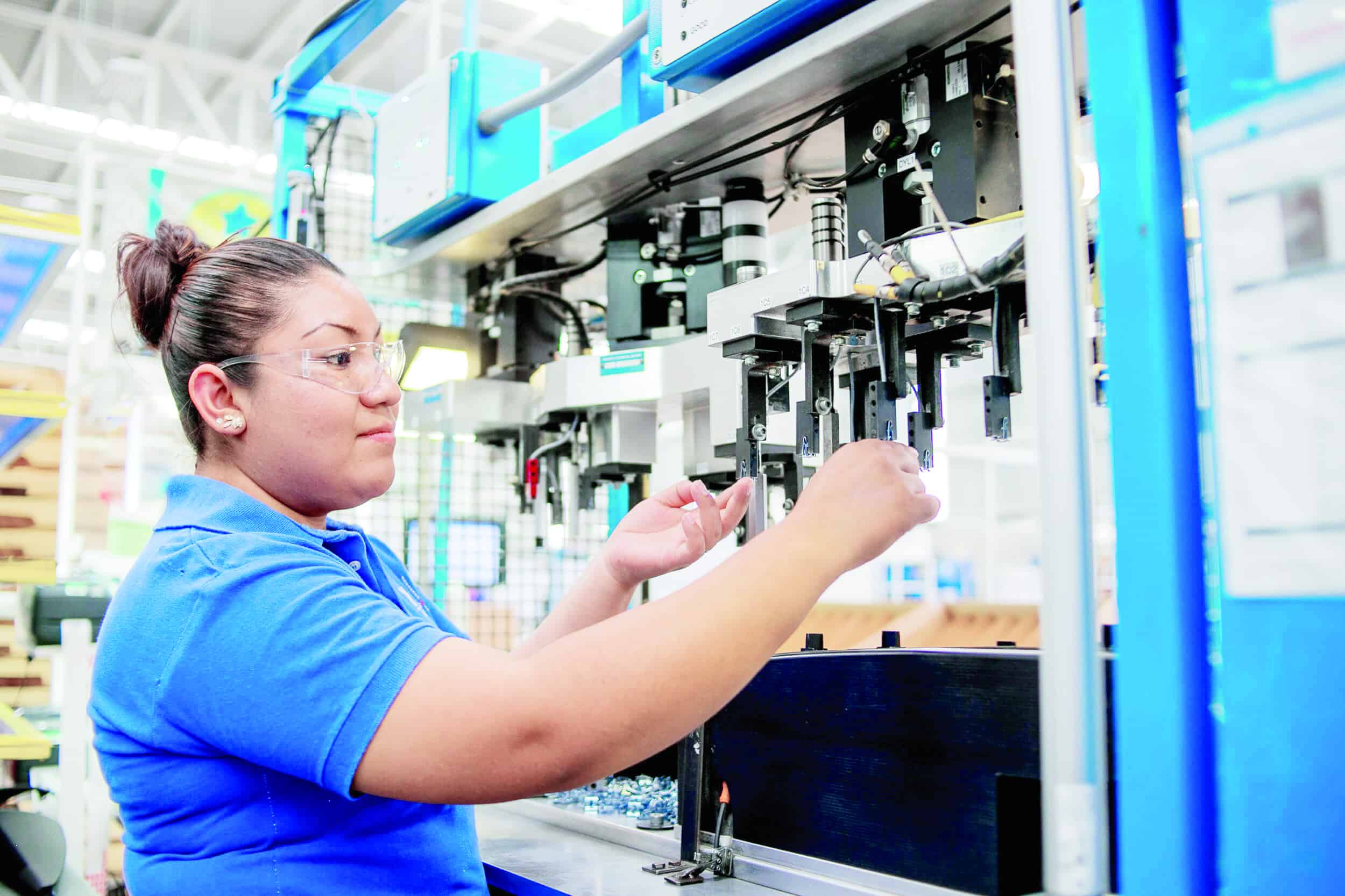 Empresas modifican código de vestimenta para mitigar el calor durante la temporada de calor.