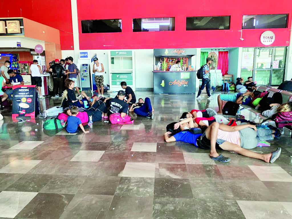 En la Central de Autobuses se niegan a devolverles el pago por los boletos que adquirieron.
