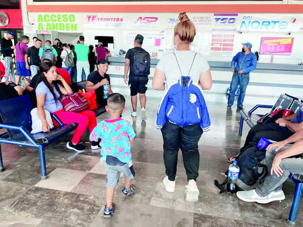 Padres de familia migrantes afirmaron que buscarán subirse a los trenes para llegar a la frontera con Estados Unidos.