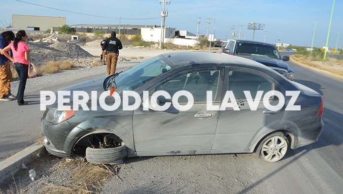 La conductora terminó destrozando parte de su vehículo al chocar con el camellón central al distraerse aparentemente con su celular.