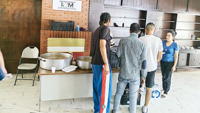 Raciones de alimentos para inmigrantes.