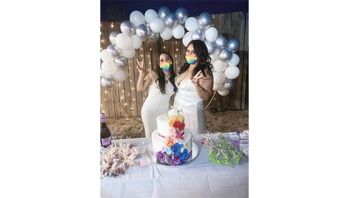 Sam y Cristal piden a los hombres y mujeres que viven reprimidos, que salgan del clóset y sean felices, pues no es justo vivir de una manera diferente a lo que ellos quieren y buscan para ser felices.