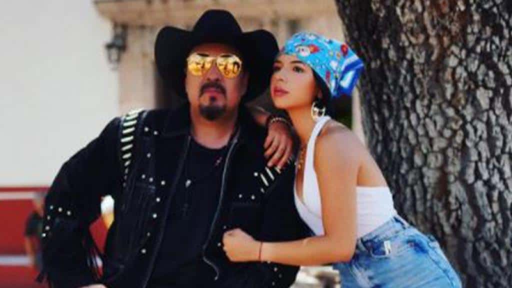 Ángela Aguilar recibe regaño de su papá por el escote de su vestido